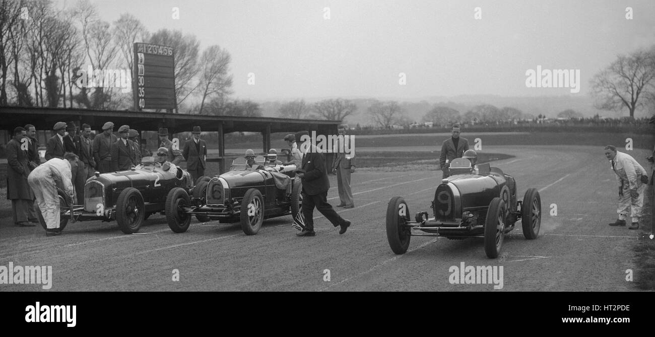 Deux Alfa Romeo et Bugatti Type 35s sur la ligne de départ, Donington Park, Leicestershire, 1935. Artiste : Bill Brunell. Banque D'Images