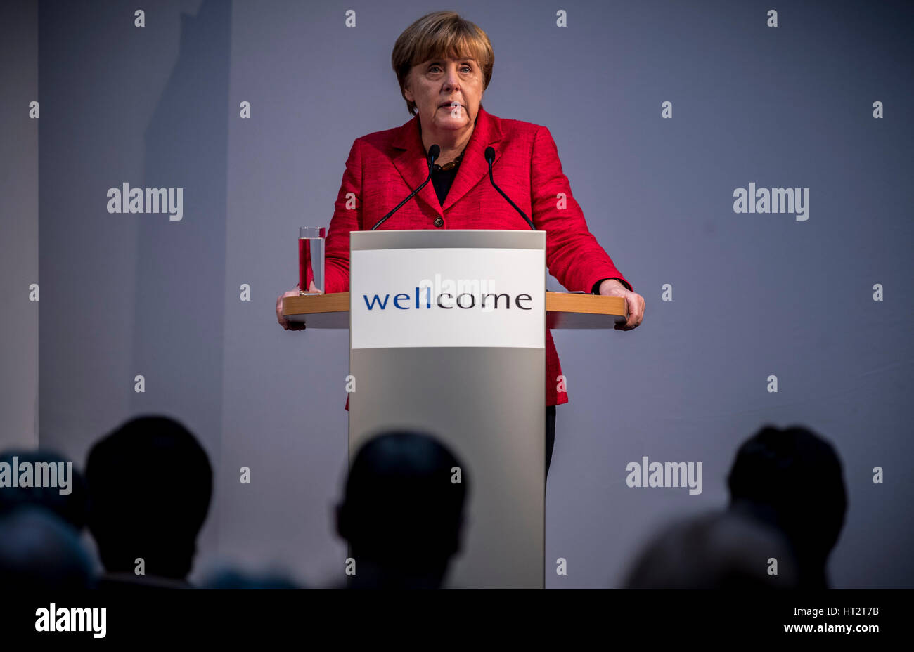 Berlin, Allemagne. 06 Mar, 2017. La chancelière allemande, Angela Merkel (CDU) prononce un discours lors d'un événement célébrant le 15e anniversaire de la Children's Charity wellcome fondée par Volz-Schmidt Rose (L) à Berlin, Allemagne, 06 mars 2017. L'organisme de bienfaisance, dont Merkel est le patron, aide à trouver des volontaires pour aider les jeunes mères avec enfants. Photo : Michael Kappeler/dpa/Alamy Live News Banque D'Images