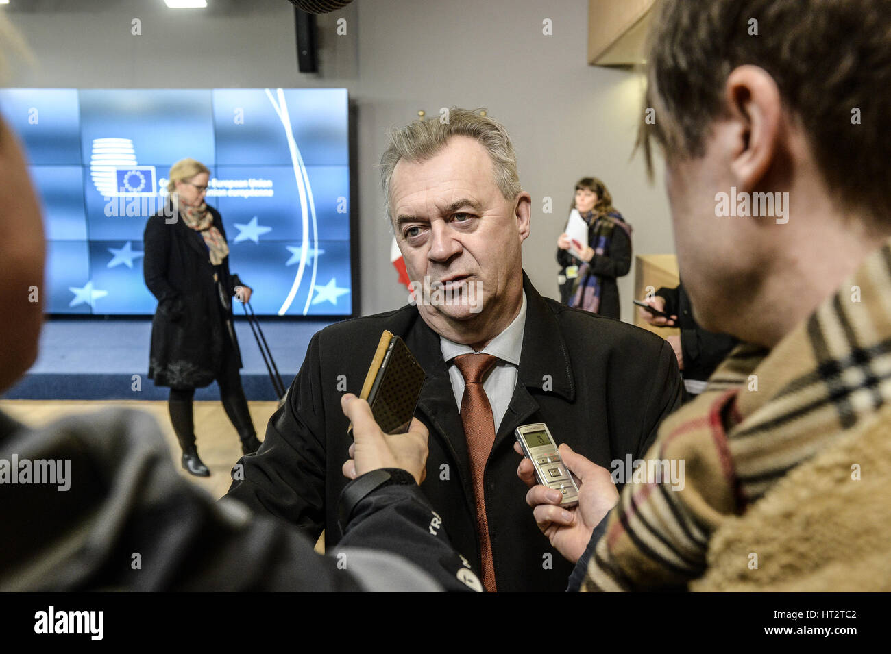 Bruxelles, Belgique. 06 Mar, 2017. Le ministre suédois de la Défense Peter Hultqvist parle à la presse avant la FAC le Conseil de ministres des affaires étrangères de l'UE à Bruxelles, Belgique le 06.03.2017 par Wiktor Dabkowski | Conditions de crédit dans le monde entier : dpa/Alamy Live News Banque D'Images