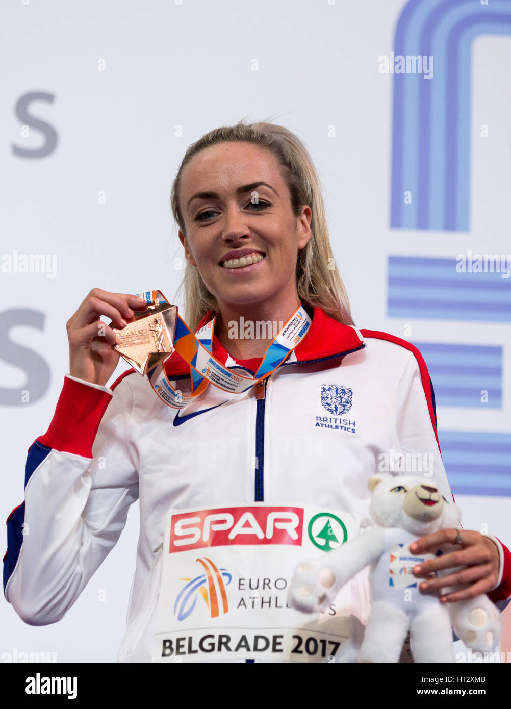 Belgrade, Serbie. 6Th Mar, 2017. Eilish McColgan de Grande-bretagne font peser sur le podium lors de la cérémonie de la victoire pour les femmes 3000 m sur la troisième journée de l'Europe d'athlétisme en salle 2017 à l'Aréna Kombank le 5 mars 2017 à Belgrade, Serbie. Credit : Nikola Krstic/Alamy Live News Banque D'Images