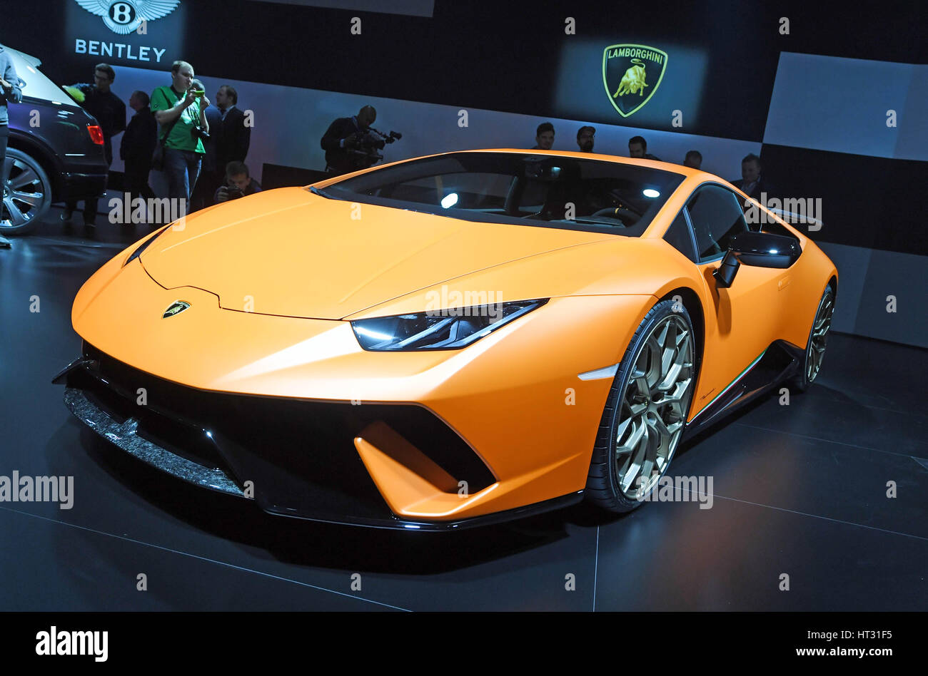 Genève, Suisse. 6Th Mar, 2017. Un ouragan Lamborghini performante est présenté à la Volkswagen (VW) soirée au groupe international de l'Automobile de Genève, Suisse, 6 mars 2017. L'événement a eu lieu avant la première journée presse du salon de l'automobile. Dpa : Crédit photo alliance/Alamy Live News Banque D'Images