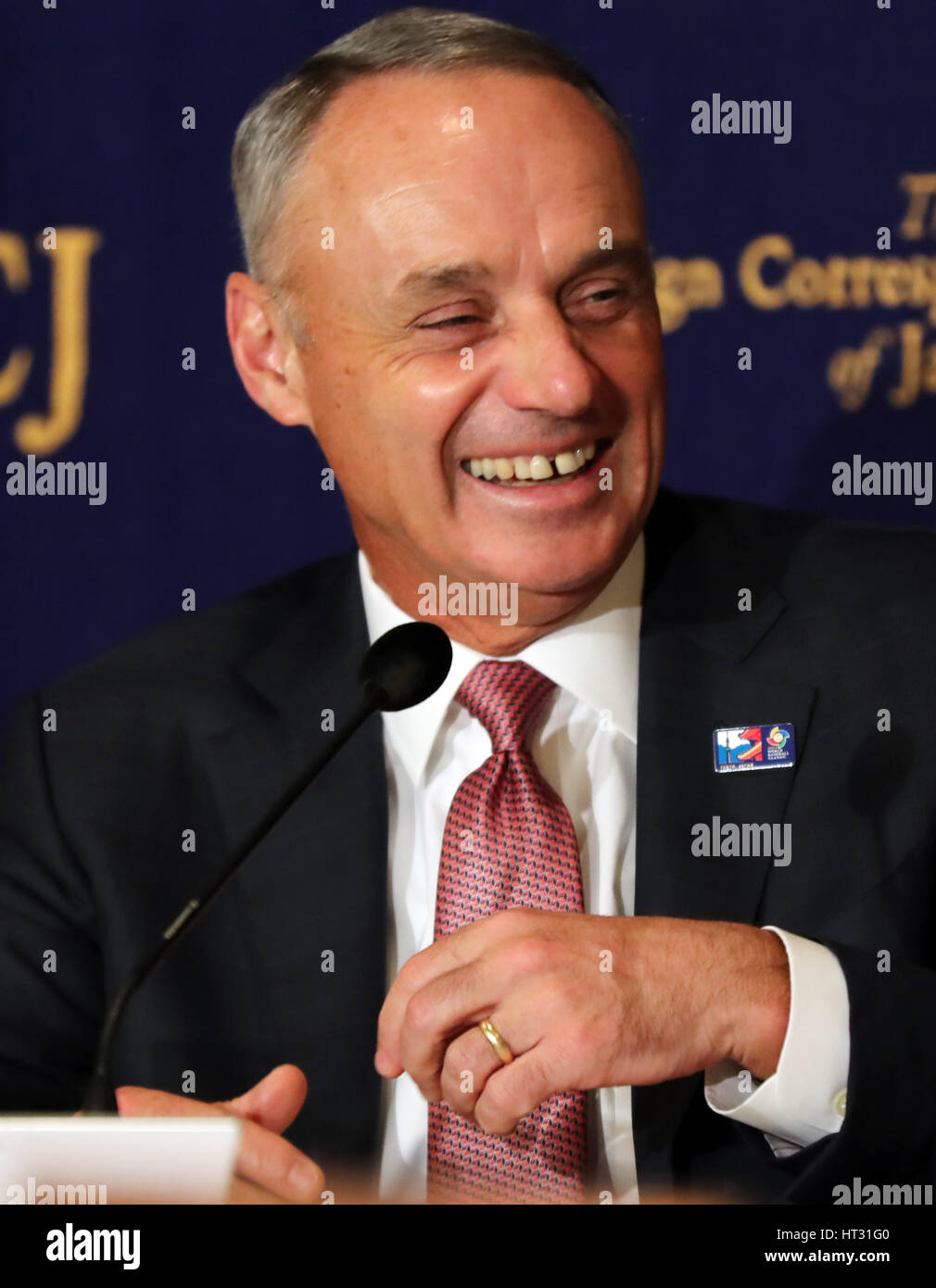 Tokyo, Japon. 7 mars, 2017. La Major League Baseball (MLB) Le commissaire Robert Manftred Jr. parle avant d'appuyer sur à Tokyo le mardi 7 mars 2017. Manfred est maintenant ici comme la 4e classique mondiale de Baseball (WBC), premier et deuxième tour commence au Tokyo Dome Stadium. Credit : Yoshio Tsunoda/AFLO/Alamy Live News Banque D'Images