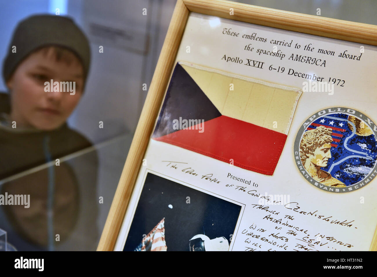Pisek, République tchèque. 07Th Mar, 2017. Le Musée de Prachen présente le drapeau tchécoslovaque miniature avec l'astronaute américain Eugene Cernan ancêtres tchécoslovaque avait avec lui au cours de sa mission sur la lune de 1972 à Pisek, République tchèque, le 7 mars 2017. De cette façon, le musée veut commémorer la personnalité de Cernan décédé en janvier dernier. Cernan avait le drapeau avec lui au cours de sa promenade sur la Lune en 1972, alors qu'il était commandant d'Apollo 17. Photo : CTK Vaclav Pancer/Photo/Alamy Live News Banque D'Images