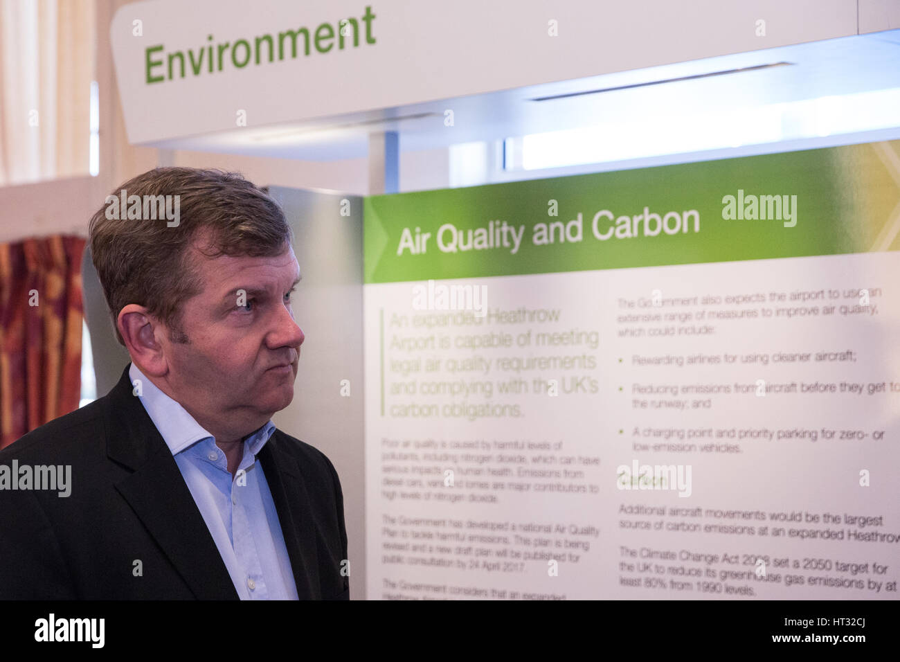 Maidenhead, Royaume-Uni. 7 mars, 2017. Cllr Simon Dudley, chef de l'RBWM conseil, parle à un fonctionnaire du ministère des Transports (hors du champ) en face d'un affichage à l'événement de consultation publique le gouvernement à Maidenhead sur les plans d'expansion de l'aéroport de Heathrow avec une troisième piste. Credit : Mark Kerrison/Alamy Live News Banque D'Images