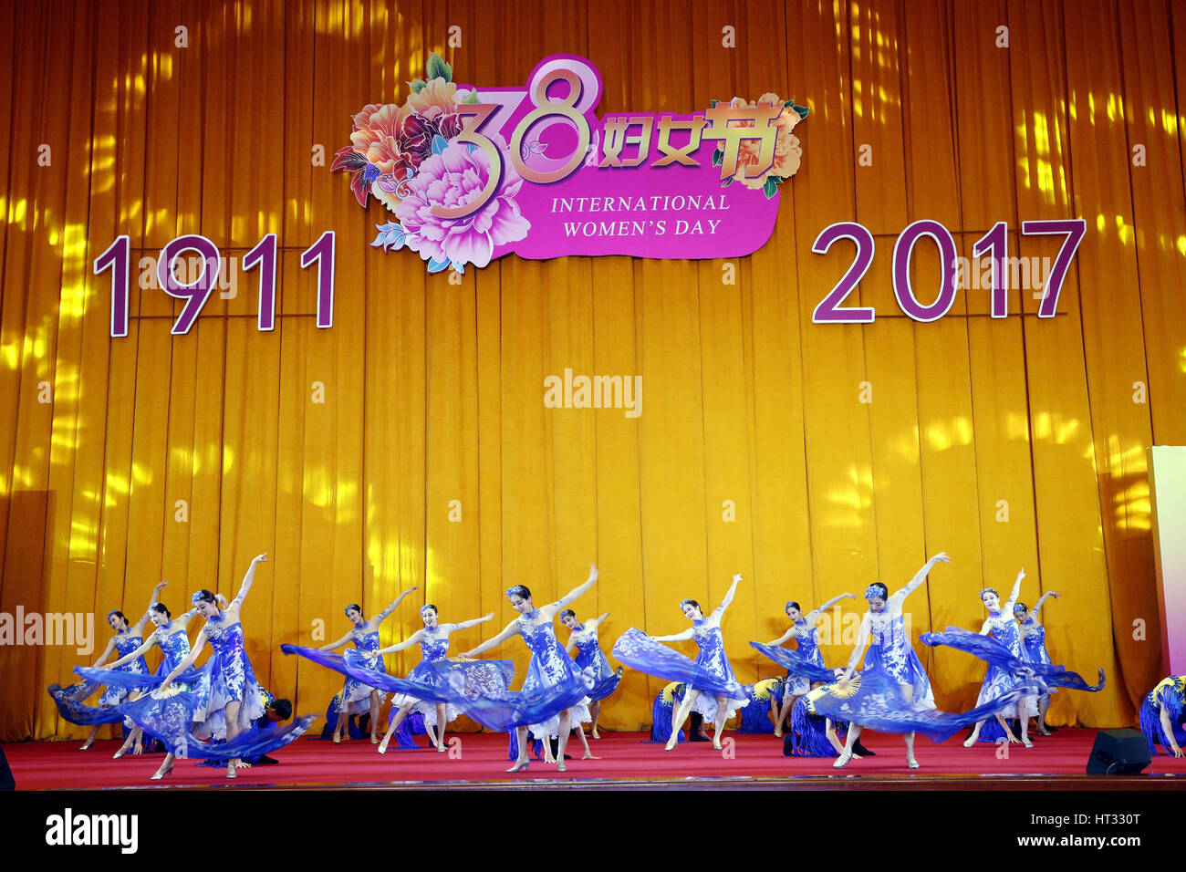 Beijing, Chine. 7 mars, 2017. Danse artistes lors d'un rassemblement en présence de femmes chinoises de divers cercles et des diplomates étrangers à venir de la Journée internationale des femmes à Beijing, capitale de Chine, le 7 mars 2017. Credit : Zhang Yuwei/Xinhua/Alamy Live News Banque D'Images