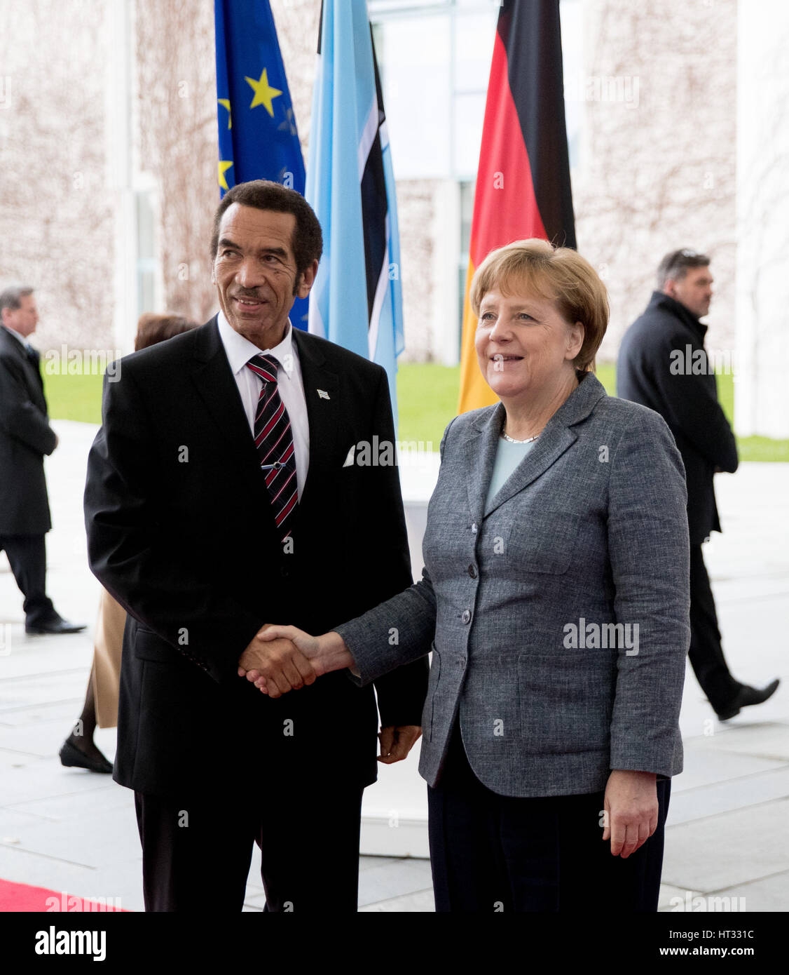 Berlin, Allemagne. 07Th Mar, 2017. La chancelière allemande Angela Merkel se félicite que le Président Seretse Khama Ian Khama du Botswana (l.) à la Chancellerie allemande. Photo : Kay Nietfeld/dpa/Alamy Live News Banque D'Images