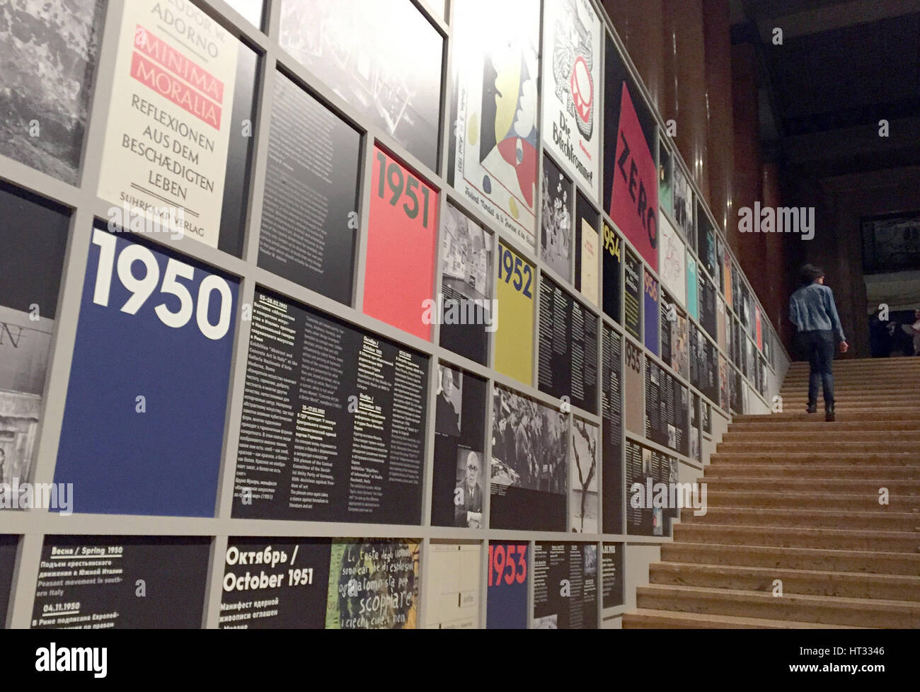 Moscou, Russie. 6Th Mar, 2017. Un visiteur monte les escaliers dans l'Puschkin Museum de Moscou, Russie, le 6 mars 2017. Ils vont vers l'exposition ·Faire face à l'avenir. L'art en Europe 1945-1968·, avec l'art d'après-guerre à partir de l'ouest et l'Europe, qui est présentée jusqu'au 21 mai à Moscou. Photo : Friedemann Kohler/dpa/Alamy Live News Banque D'Images