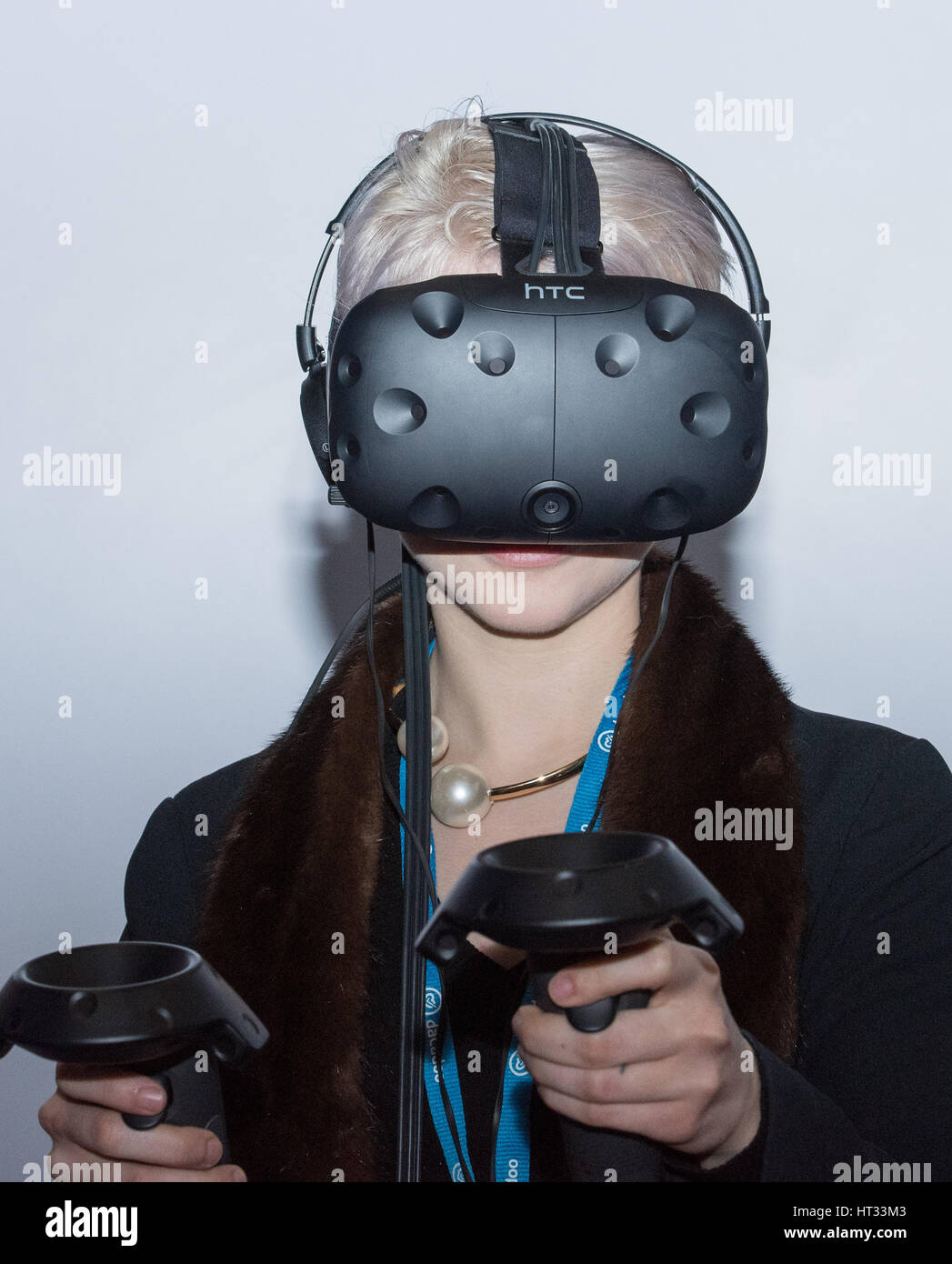 Londres, Royaume-Uni. 7 mars, 2017. Technologie portable show, casque VR avec détecteurs de mouvements Crédit : Ian Davidson/Alamy Live News Banque D'Images Londres, Royaume-Uni. 7 mars, 2017. Technologie portable show, casque VR avec détecteurs de mouvements Crédit : Ian Davidson/Alamy Live News Banque D'Images
