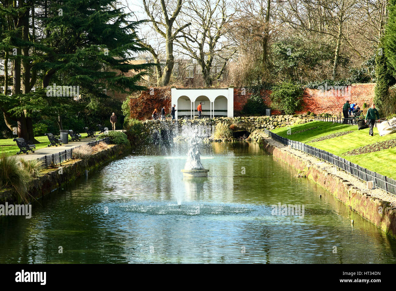 Leeds, UK. 7 mars 2017. Une belle journée ensoleillée au début du printemps à Roundhay Park, Leeds, West Yorkshire. La journée ensoleillée a encouragé les gens à visiter le canal des jardins et les jardiniers ont donné la pelouse c'est la première coupe de l'année. Prise sur le 7 mars 2017. Crédit : Andrew Gardner/Alamy Live News Banque D'Images