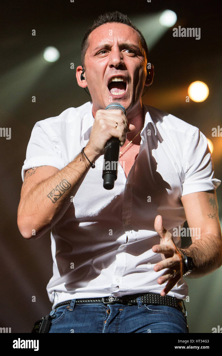 Milan Italie. 06 mars 2017. Le groupe de pop italien MODÀ effectue sur scène à Mediolanum Forum au cours de la 'Passione Maledetta - Palasport Tour 2017' Credit : Rodolfo Sassano/Alamy Live News Banque D'Images