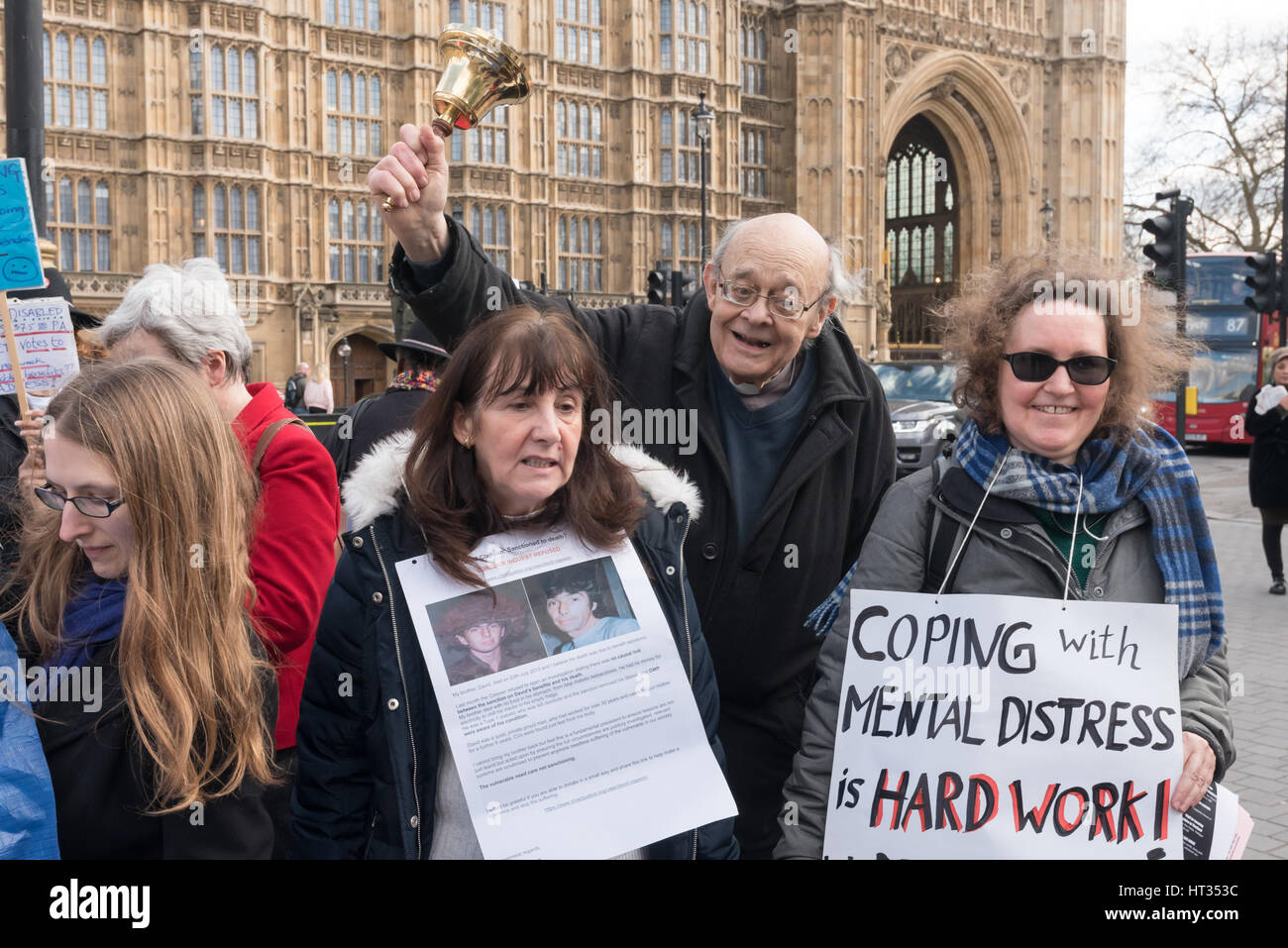 Londres, Royaume-Uni. 7 mars 2017. Rév. Paul Nicolson de contribuables contre la pauvreté sonne sa cloche d'avertissement à la protestation des militants répartis dans les personnes handicapées contre les coupures et la santé mentale Réseau de résistances viennent à protester contre le Parlement contre la longue série de compressions infligées à la mobilité par le DWP. Après avoir parlé avec les députés y compris les ministres de l'ombre ils ont marché autour de la place du Parlement avant de s'asseoir pour bloquer le trafic. Crédit : Peter Marshall/Alamy Live News Banque D'Images