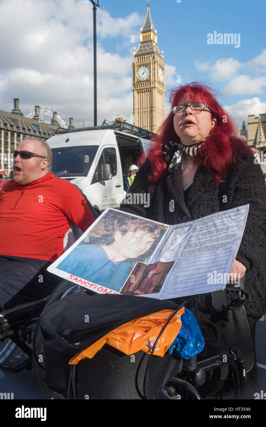 Londres, Royaume-Uni. 7 mars 2017. Une femme sur la marche autour de la place du Parlement à l'encontre de la longue série de compressions infligées à la mobilité par le DWP est titulaire d'une affiche avec des photos de l'ex-soldat David Clapson et détails d'autres qui sont morts à cause des sanctions en matière d'allocation et de coupes. Les dernières réductions de paiements Indépendance personnelle (PEP) entraîne la suspension d'un autre 160 000 demandeurs handicapés, principalement avec des problèmes de santé mentale et vous conduira à de nombreux suicides. Crédit : Peter Marshall/Alamy Live News Banque D'Images