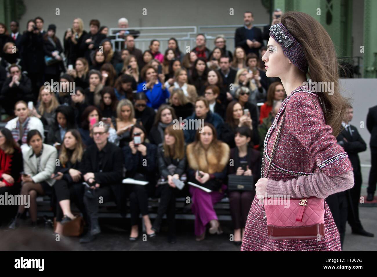 Paris, France. 7 mars, 2017. Un modèle présente une création de Chanel au  cours de la femme Prêt-à-Porter Automne Hiver 2017-2018 fashion week à  Paris, France, le 7 mars 2017. Credit :
