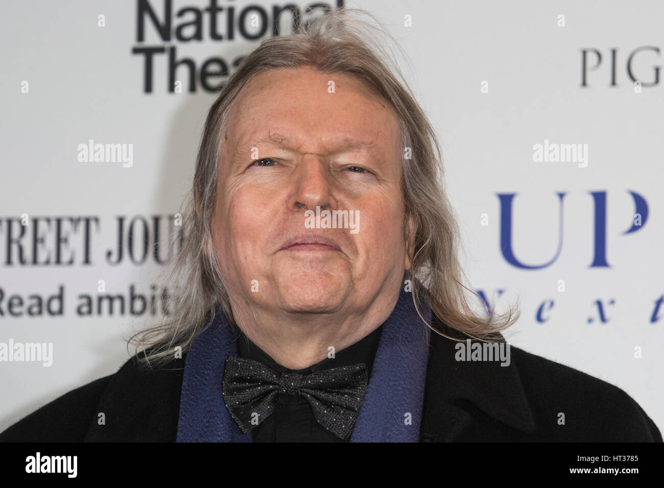 Londres, Royaume-Uni. 7 mars, 2017. Auteur Christopher Hampton. Tapis rouge pour l'arrivée prochaine de gala au Théâtre National. Suivant est un fundrasing gala en soutien de NT L'apprentissage. Credit : Bettina Strenske/Alamy Live News Banque D'Images