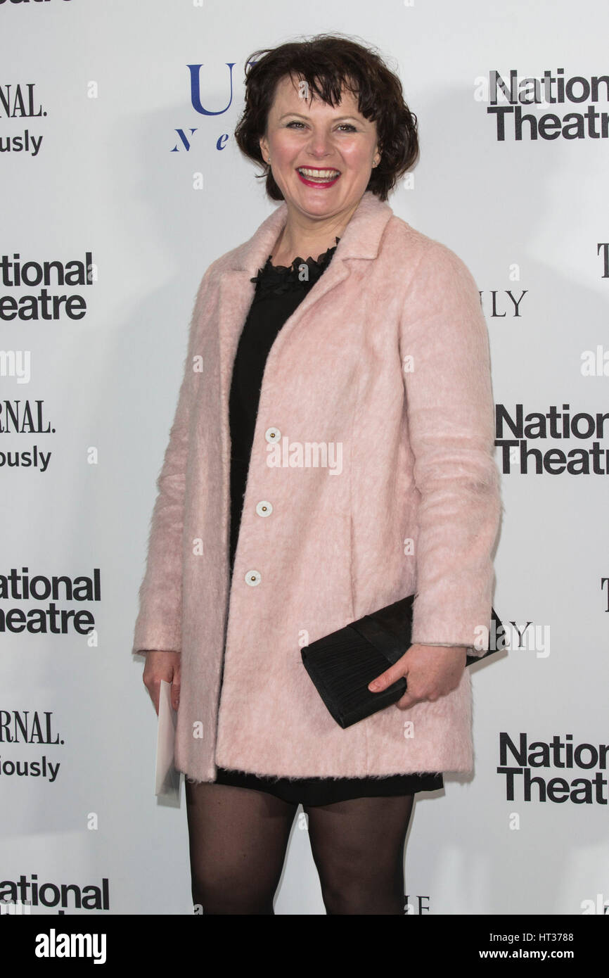 Londres, Royaume-Uni. 7 mars, 2017. L'actrice Monica Dolan. Tapis rouge pour l'arrivée prochaine de gala au Théâtre National. Suivant est un fundrasing gala en soutien de NT L'apprentissage. Credit : Bettina Strenske/Alamy Live News Banque D'Images