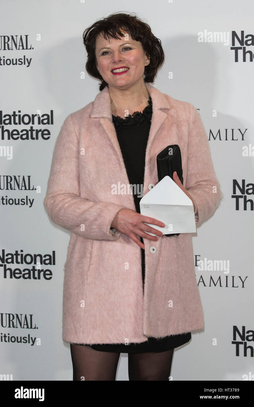 Londres, Royaume-Uni. 7 mars, 2017. L'actrice Monica Dolan. Tapis rouge pour l'arrivée prochaine de gala au Théâtre National. Suivant est un fundrasing gala en soutien de NT L'apprentissage. Credit : Bettina Strenske/Alamy Live News Banque D'Images