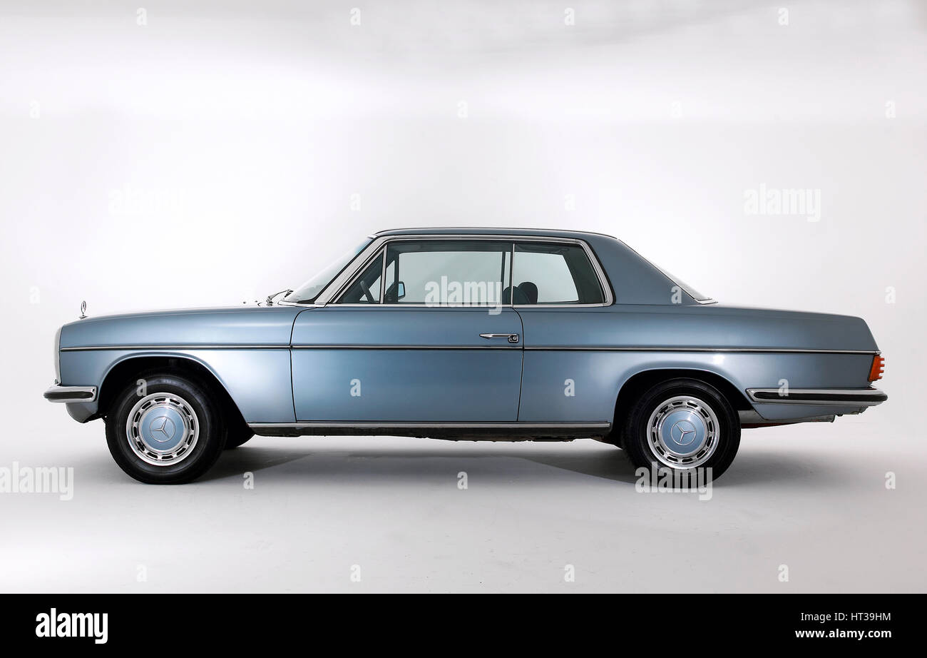 1975 Mercedes Benz 280CE. Artiste : Inconnu. Banque D'Images