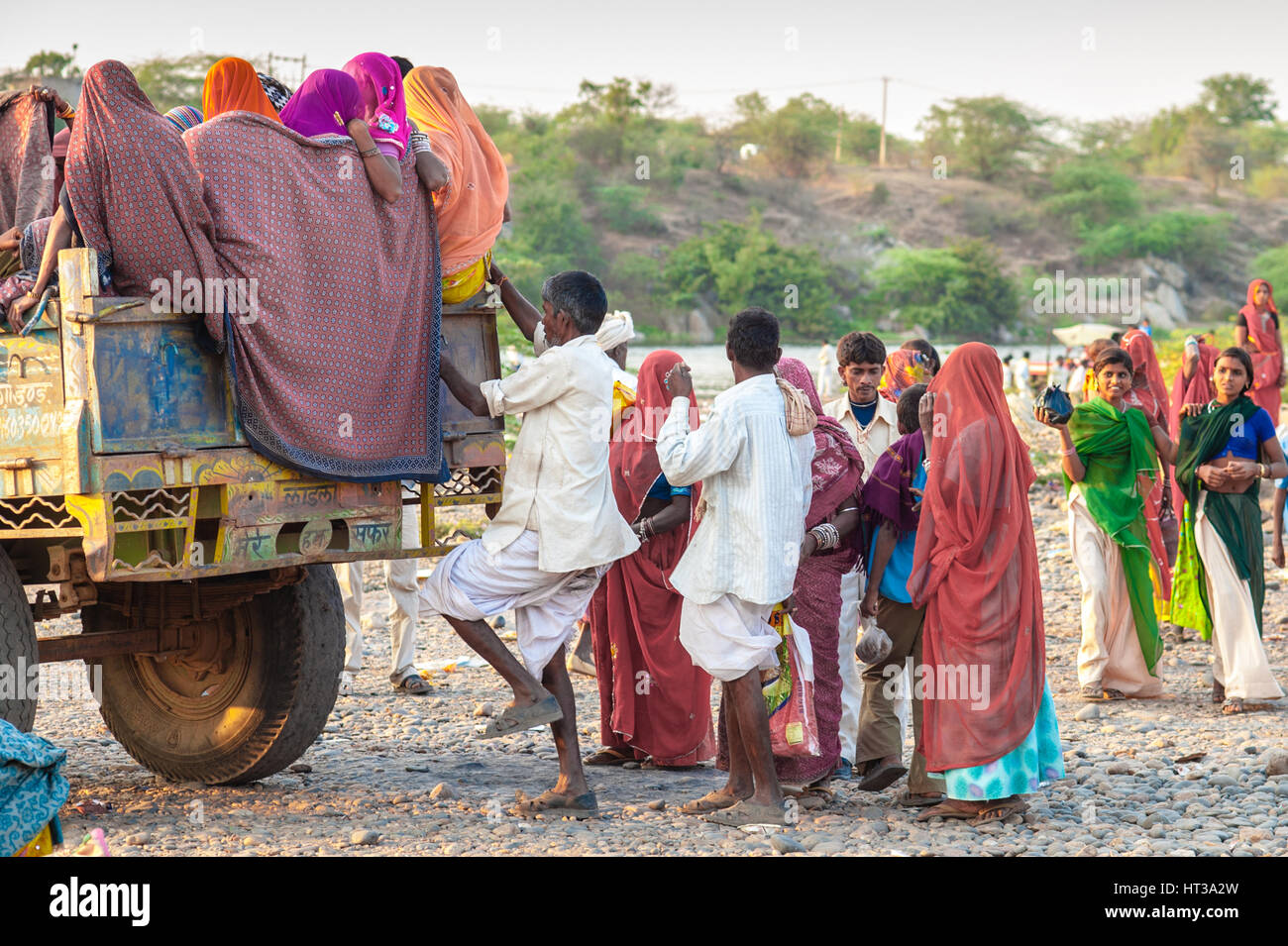 Les régions rurales de l'Inde : les pèlerins de la tribu Bhil chargement sur une remorque à Baneshwar Mela Banque D'Images