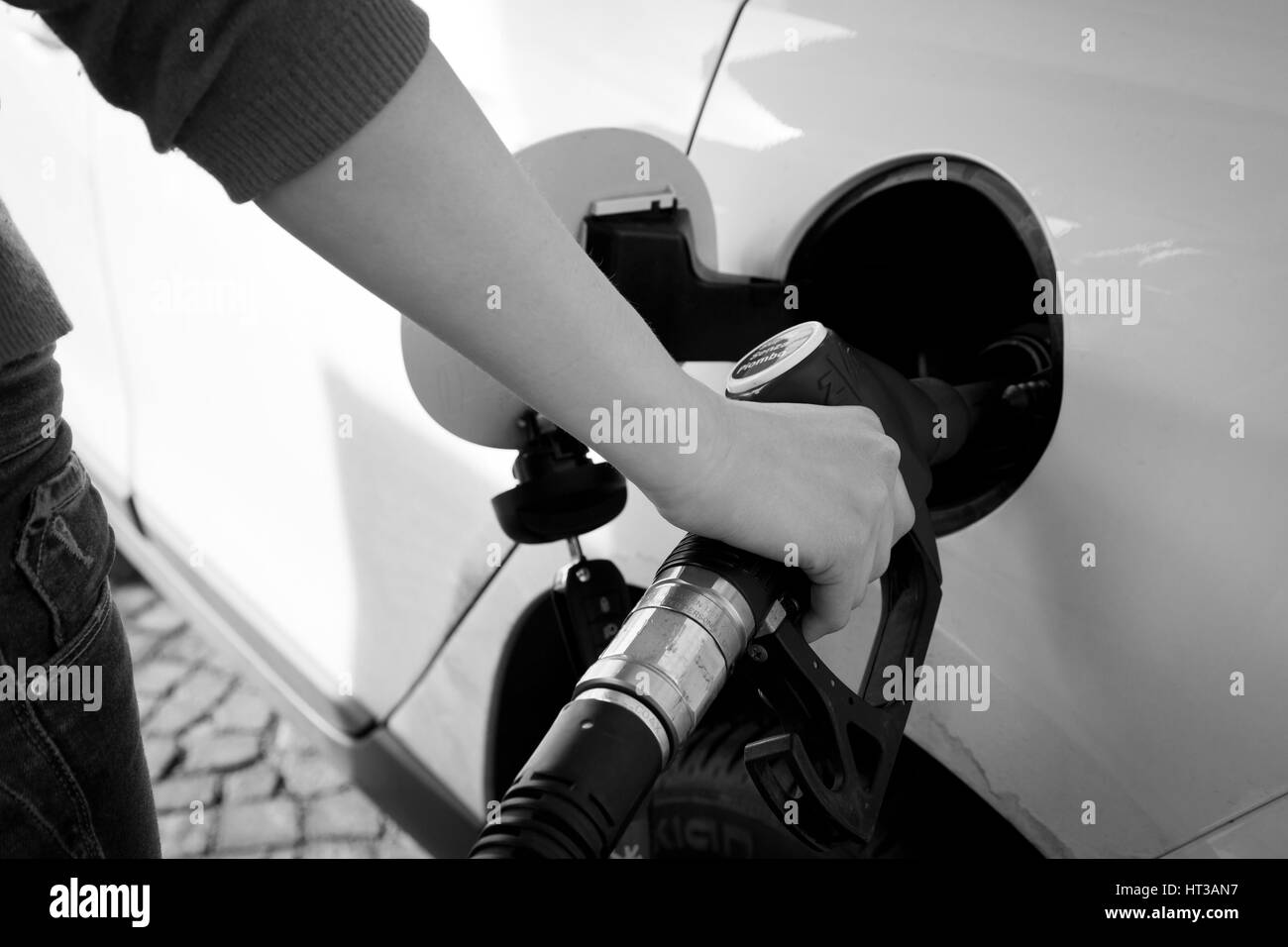 Femme de remplir le carburant dans la station d'essence Banque D'Images