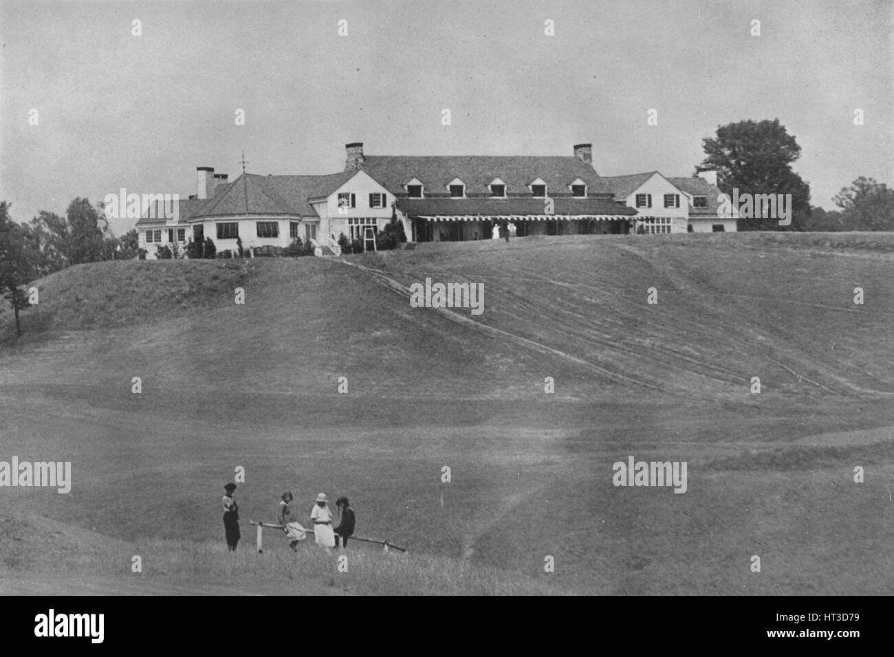 Vue de l'avant du pavillon de l'exercice, Oakland Golf Club, Bayside, New York, 1923. Artiste : Inconnu. Banque D'Images