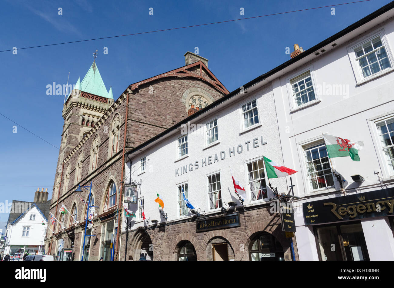 Kings Head Hotel et pub dans Cross Street, Galles Banque D'Images