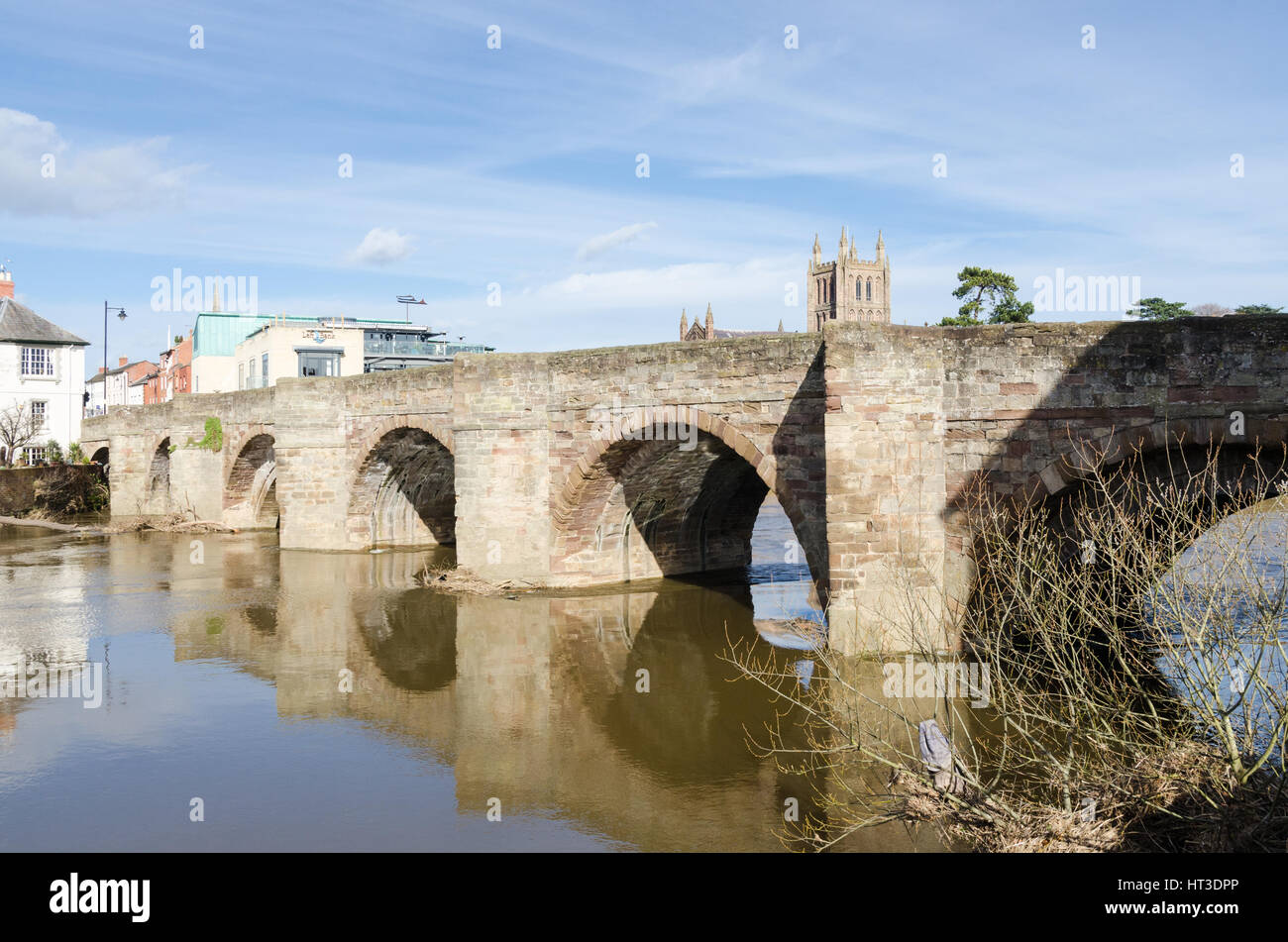 Vieux pont de pierre traversant la rivière Wye dans Hereford, Herefordshire Banque D'Images Vieux pont de pierre traversant la rivière Wye dans Hereford, Herefordshire Banque D'Images
