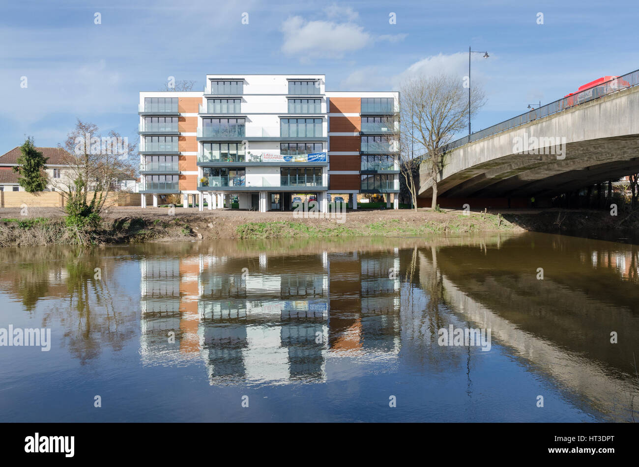 Un nouveau bloc d'appartement développement sur la rive de la rivière Wye dans Hereford, Herefordshire Banque D'Images