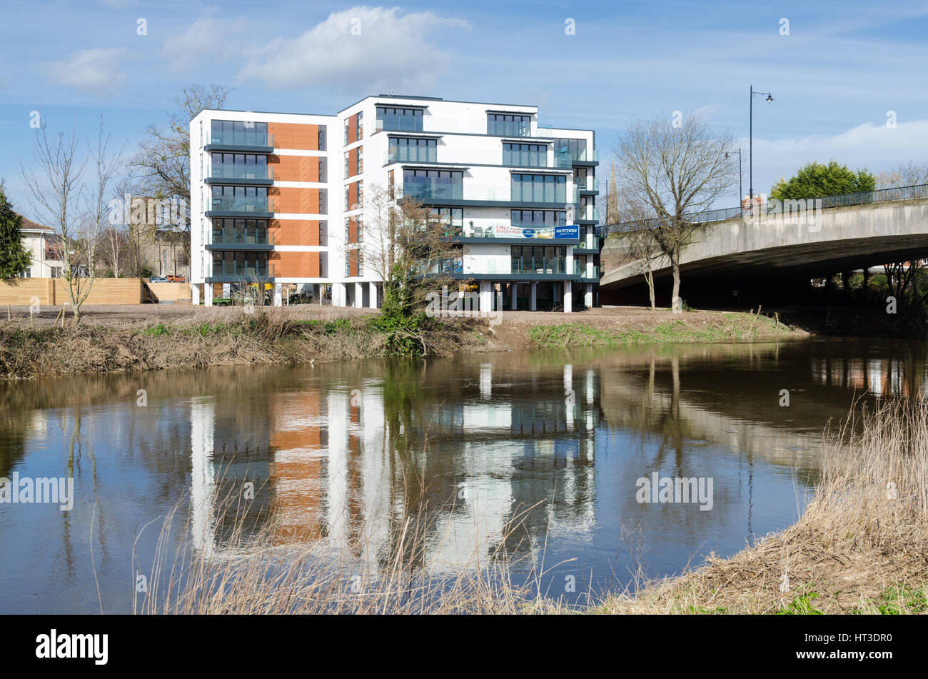 Un nouveau bloc d'appartement développement sur la rive de la rivière Wye dans Hereford, Herefordshire Banque D'Images