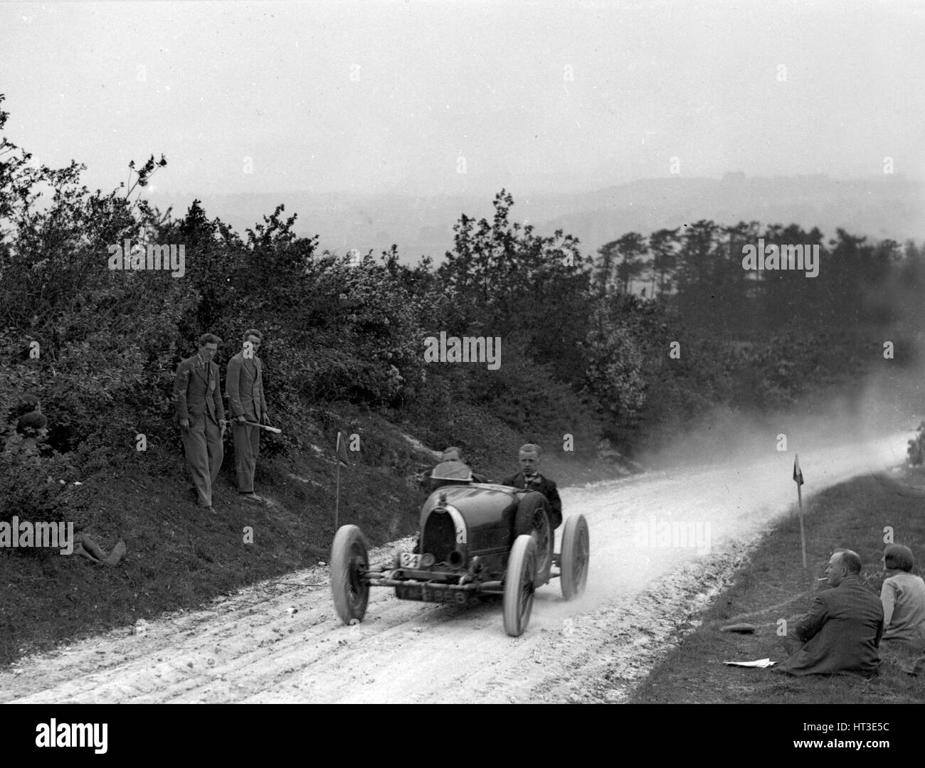 Bugatti Type 35 de RM Phillips établissant le meilleur temps dans un essai d'accélération. Artiste : Bill Brunell. Banque D'Images