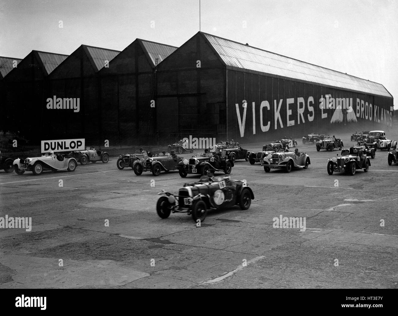 Les courses de voitures à la réunion des membres du CMC, Brooklands, 10 septembre 1938. Artiste : Bill Brunell. Banque D'Images