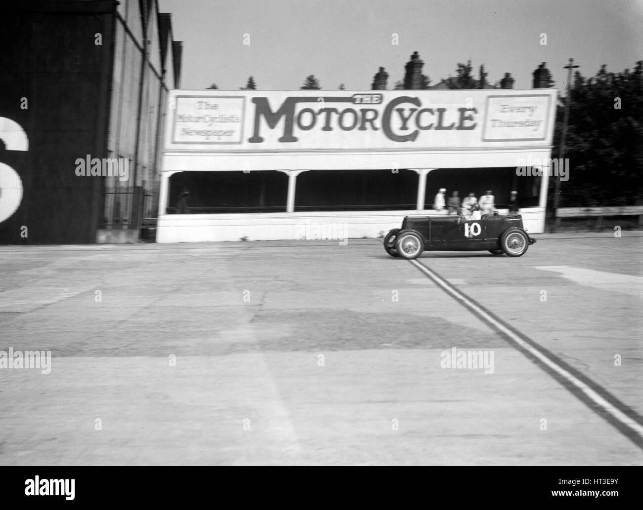 Lea-Francis 1496 cc à Brooklands. Artiste : Bill Brunell. Banque D'Images