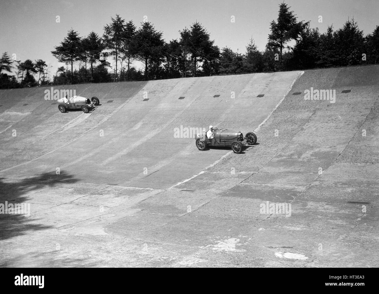 Deux Bugatti Type 35s de course sur les membres d'avion à Brooklands. Artiste : Bill Brunell. Banque D'Images