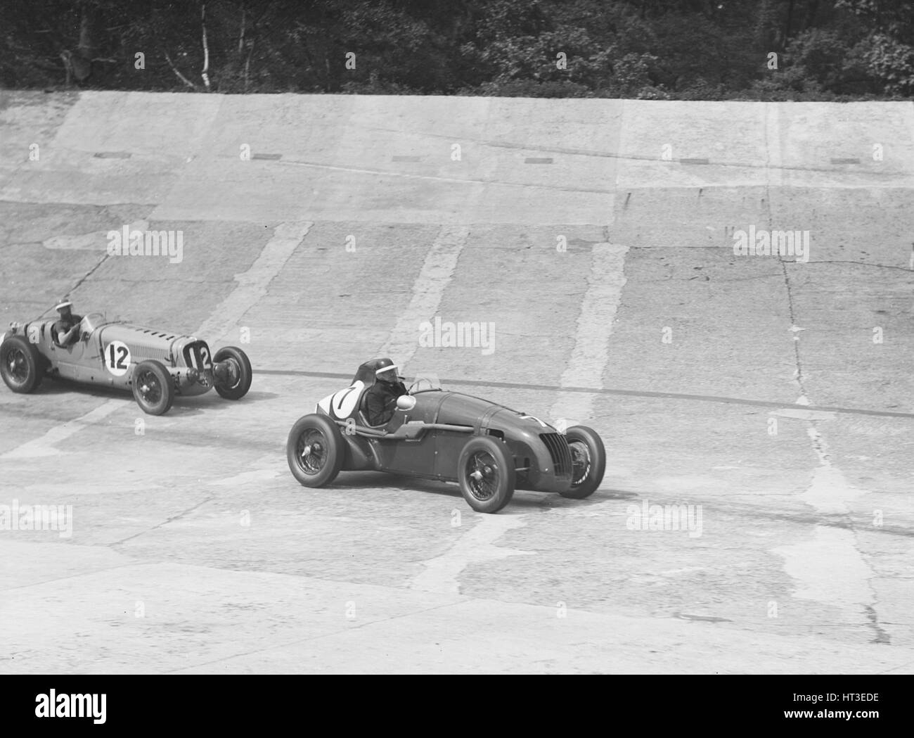 HC Hunter's Alta menant une Delahaye, JCC International Trophy, Brooklands, 2 août 1937. Artiste : Bill Brunell. Banque D'Images