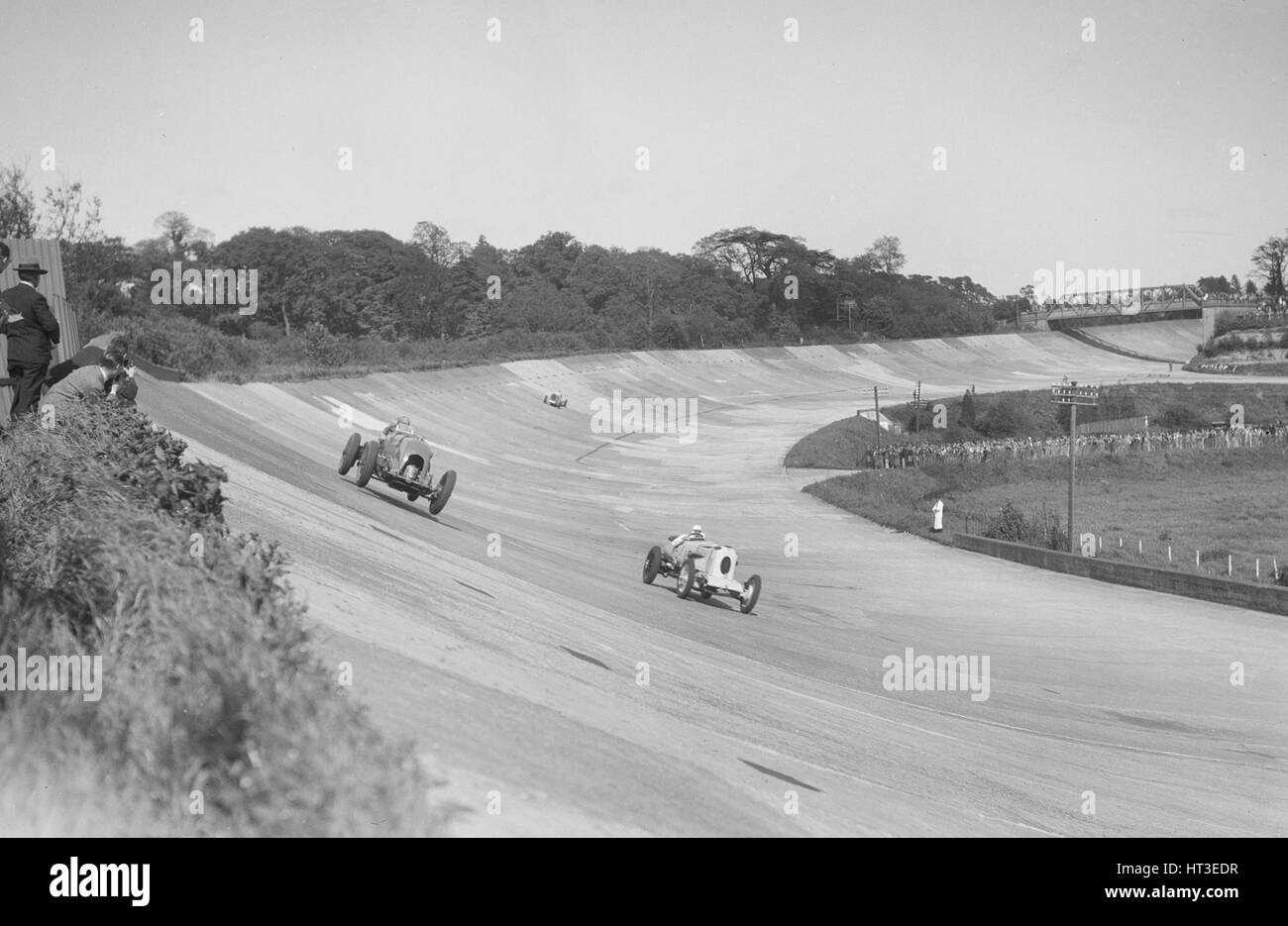 Sir Henry Birkin's Bentley RJ racing Munday's Vauxhall 30/98, BARC, Brooklands, 16 mai 1932. Artiste : Bill Brunell. Banque D'Images