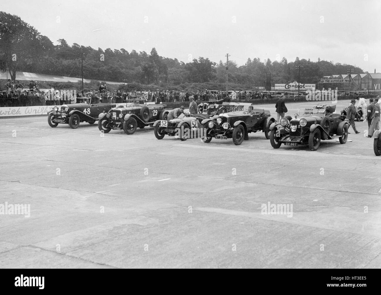 Voitures sur la ligne de départ lors de la Journée des membres du CCC, Brooklands, 4 juillet 1931. Artiste : Bill Brunell. Banque D'Images