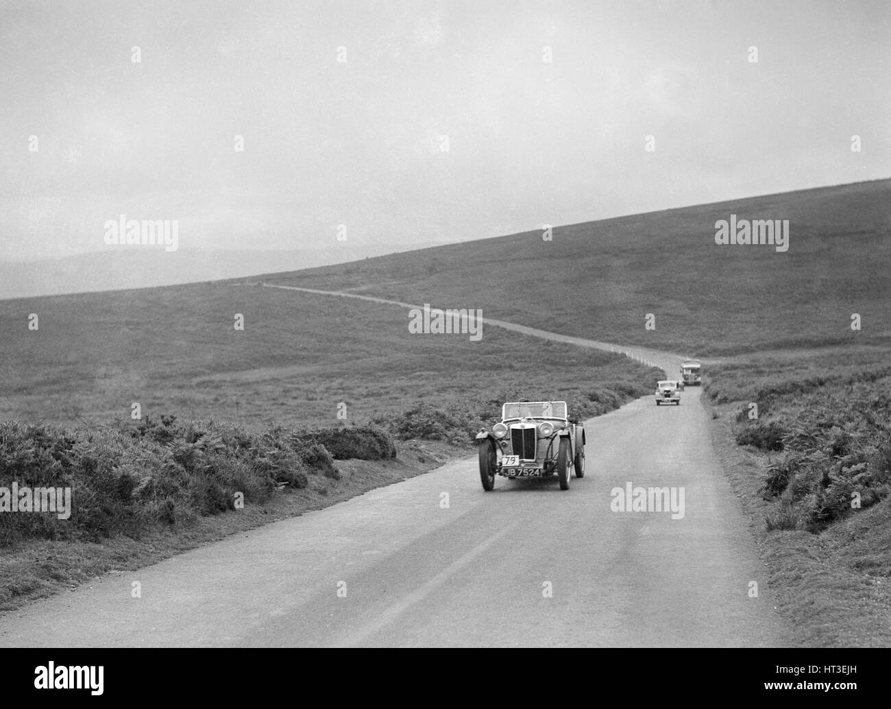 L'équipe de pirate crème MG PB de EJ Haesendonck en compétition au rallye, le CMC Torquay Juillet 1937. Artiste : Bill Brunell. Banque D'Images