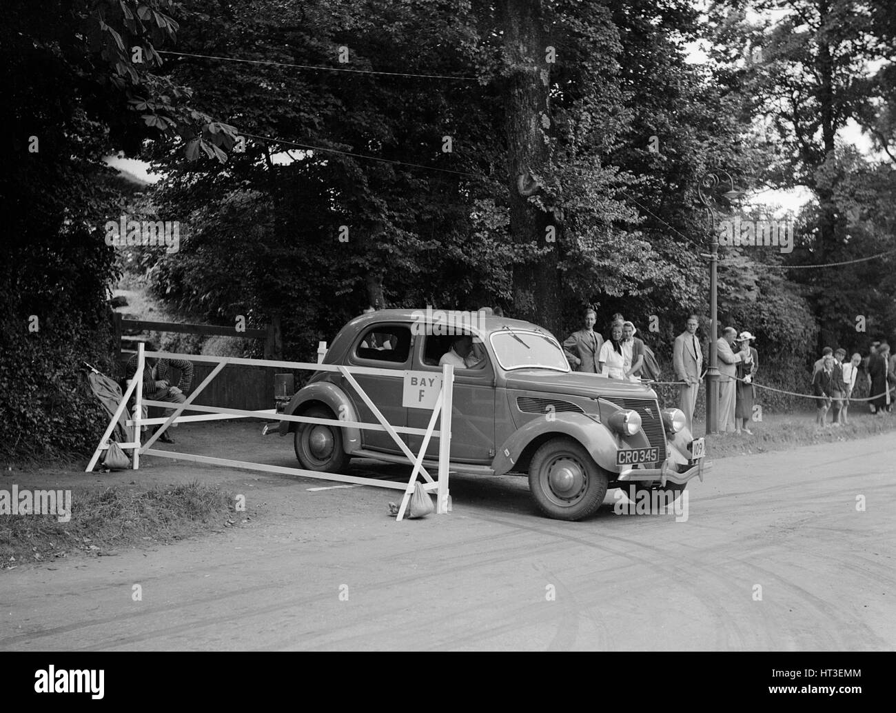 Ford V8 de J Whalley, gagnant d'un prix de bronze au CMC Torquay Rally, juillet 1937. Artiste : Bill Brunell. Banque D'Images