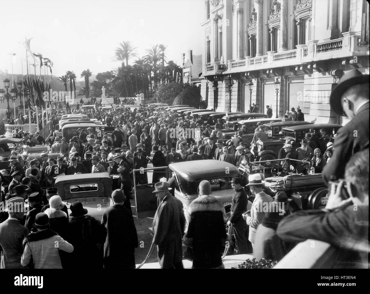 Les foules dans la rue pour le Rallye de Monte Carlo, 1930. Artiste : Bill Brunell. Banque D'Images