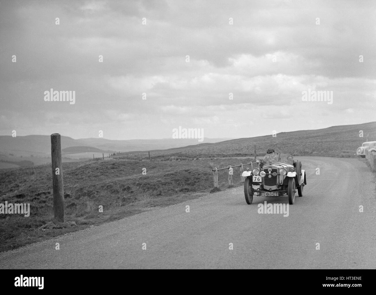 1927Frazer-Nash avec Super Sports moteur Anzani à soupapes latérales en compétition dans un procès de conduite automobile. Artiste : Bill Brunell. Banque D'Images