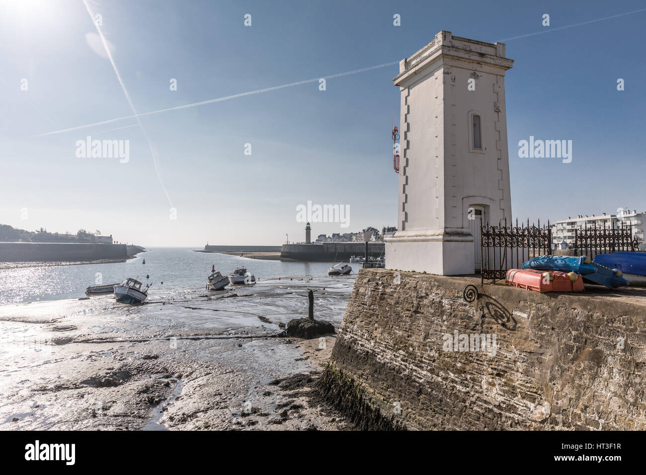 Port de pêche avec le petit phare blanc de Saint-Gilles Croix de Vie, France Banque D'Images