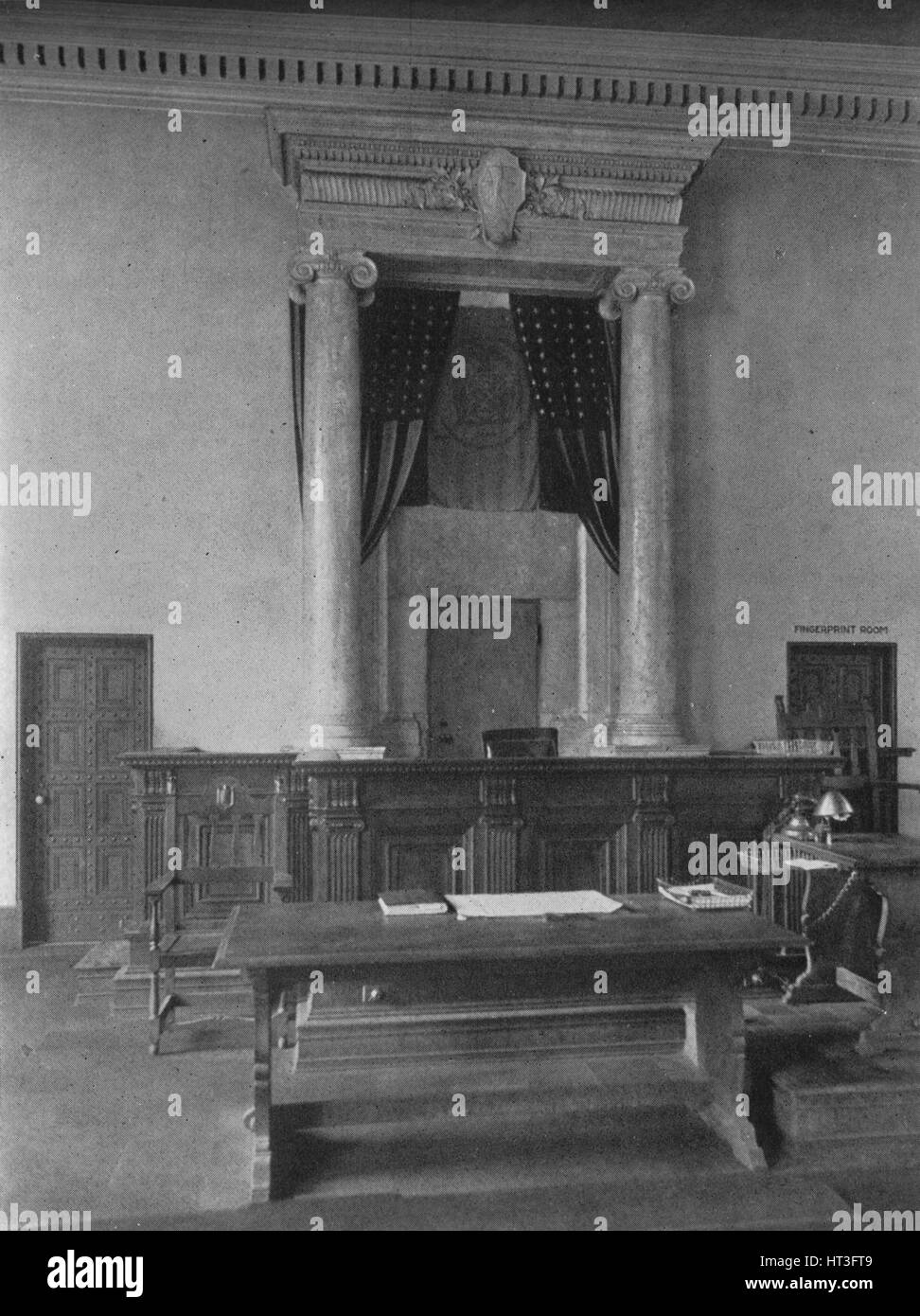 Bureau des magistrats dans la salle du tribunal, le Tribunal de District de tiers, New York, 1924. Artiste : Inconnu. Banque D'Images