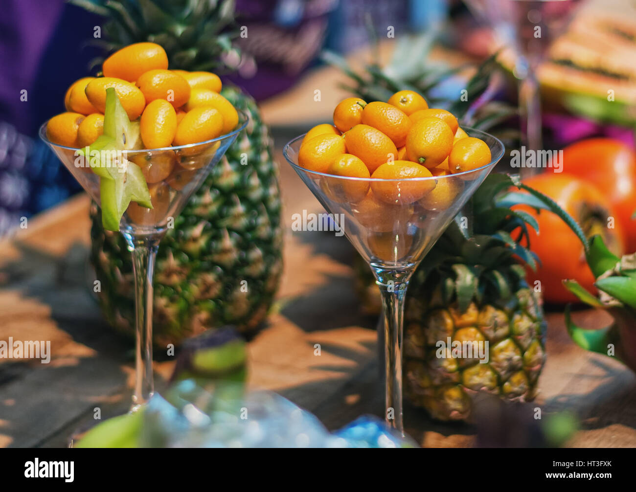 Orange naine connue comme la SLA kumquats servi dans un verre avec de l'ananas sur l'arrière-plan Banque D'Images