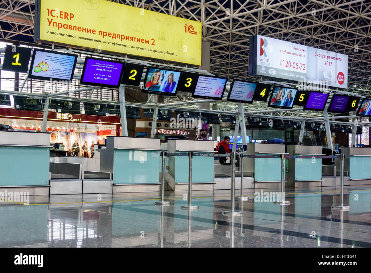 SOCHI, RUSSIE - 02 février 2017 : Terminal de passagers dans l'aéroport international de Sotchi. Adler (ARE) Banque D'Images