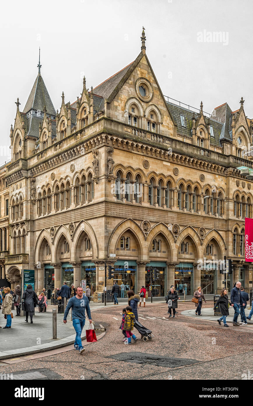 GLASGOW ECOSSE - Avril 02 : scène de rue de Glasgow avec l'ancien bâtiment de la bourse dans l'arrière-plan. Glasgow est la plus grande ville d'Écosse et la troisième Banque D'Images