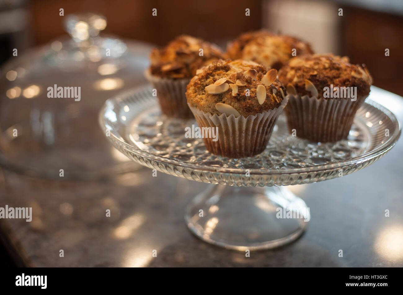 Muffins saupoudrée d'amandes et du sucre Banque D'Images