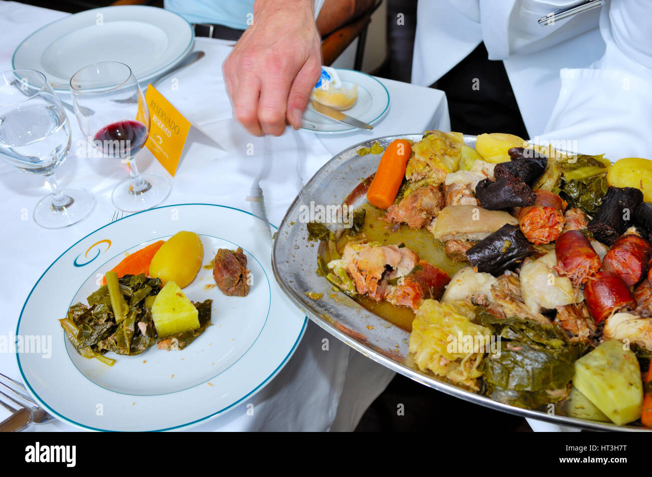 Stew (Cozido das Furnas) cuit avec la chaleur volcanique à Terra Nostra Garden Restaurant, l'île de São Miguel, Açores Banque D'Images