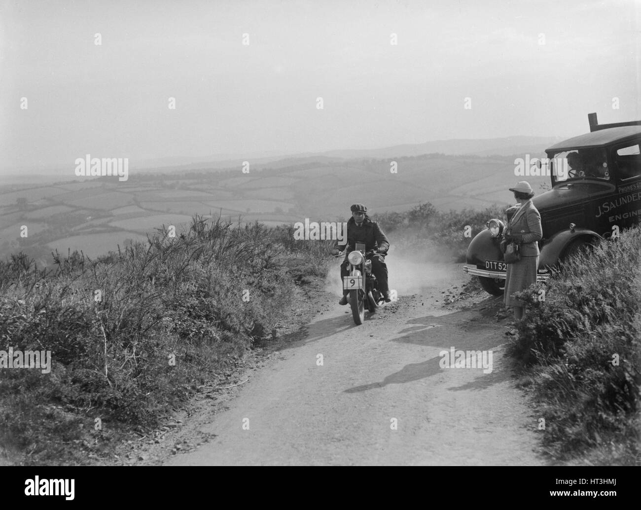 490 cc DKW de HS Yelland en compétition dans le Rallye MCC, 1938 Torquay. Artiste : Bill Brunell. Banque D'Images