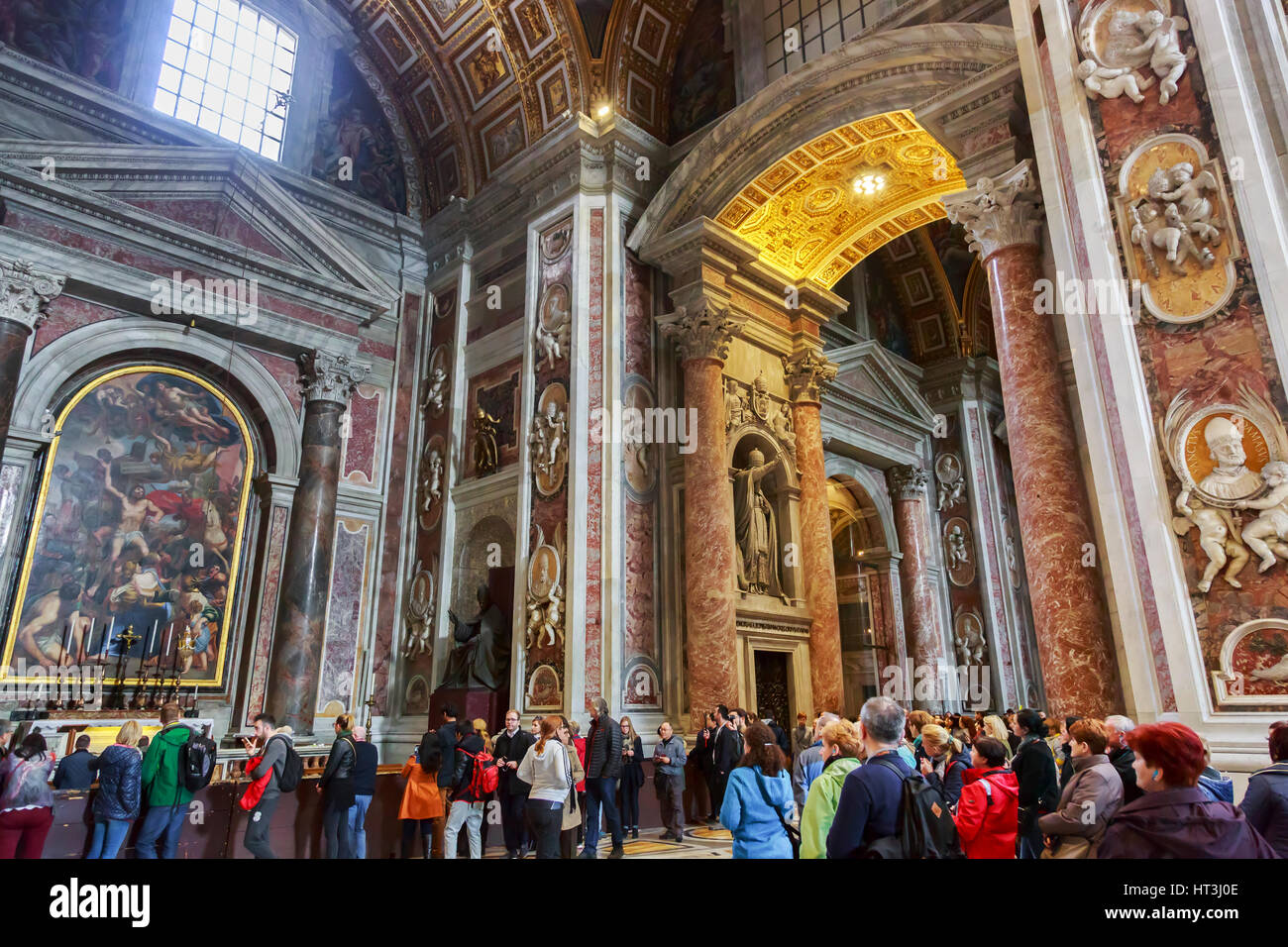 Détail à l'intérieur de la Basilique de St Pierre, Vatican, Rome, Italie Banque D'Images