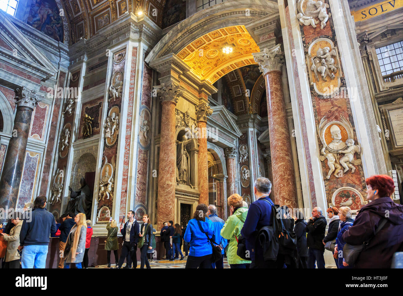 Détail à l'intérieur de la Basilique de St Pierre, Vatican, Rome, Italie Banque D'Images