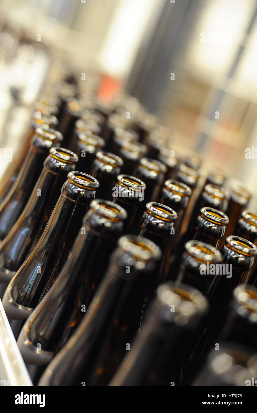 Les bouteilles de bière sur une courroie de convoyeur dans une brasserie Banque D'Images